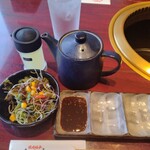 馬力魂 - レモン汁・焼肉のたれ・サラダ