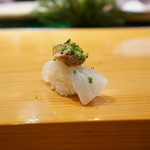 天寿し - ヒラメに肝を乗せて