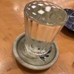 魚福 - 溢れるまで入れてくださる日本酒