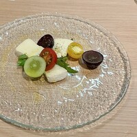 Pecorino Market&Restaurant - チーズと季節のフルーツのカプレーゼ