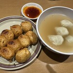 第7ギョーザの店 - 汁餃子のスープも美味しい　自家製ラー油がいい