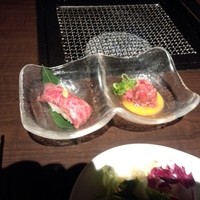 天空焼肉 星遊山 - 霜降り肉の握りとユッケ