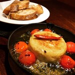 ちょい飲みバル RED WOOD - 丸ごと！カマンベールチーズのアヒージョ