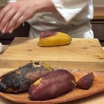 徳ㇵ本也 - 灰の中に3時間入れて焼いた焼き芋