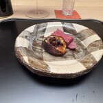 徳ㇵ本也 - ◆丹波牛ヒレ味噌漬け囲炉裏焼き
      炭火焼き無花果
      胡桃、松の実、レーズンのソース