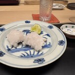 徳ㇵ本也 - ◆明石の鱧炭火焼き
      網もお皿も松茸を焼いた後をそのままに。
      松茸の香りとお皿の松茸エキスを纏わせた名残り鱧は
      極上の美味しさ、もはや反則技⁈美味しい×10