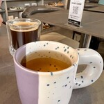 カタチ カフェ - ホットコーヒーと比べてもカップの持ち手が大きいです♡