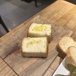 MEAT BAR GIRASOL - お通しフォカッチャ
