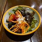 ピッツェリア・ゴンザ - ◯サラダ
      自家製の酸味爽やかで甘み控えめ
      オイル感はあるドレッシングに
      粉チーズが掛けられているアッサリとした美味しい味わい
      
      他には軽く甘みのある茄子のトマト煮と
      菜っ葉の煮物が添えられていた