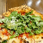 ピッツェリア・ゴンザ - ◯郡上産ルッコラのマリナーラピッツァ
      トマトソース、プチトマトの爽やかさと甘み
      ルッコラのフレッシュさ
      ガーリックパウダー？みたいな味の厚み感？