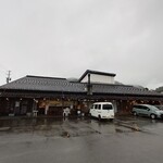 ピッツェリア・ゴンザ - 店舗外観、駐車場