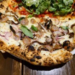 ピッツェリア・ゴンザ - ◯郡上産天然きのこと自家製豚ソーセージのピッツァ
      コチラはマリナーラとは真逆な
      チーズ主体な旨味感を味わえた
      
      チーズのコク、自家製豚ソーセージスライスの旨味感
      モッチリとしているピッツァ生地と