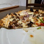 ピッツェリア・ゴンザ - コンガリと焦げて香ばしいコルチョーネ
      笠ビラ茸も香ばしい♪
      
      これは旨味の塊だなあ❗️