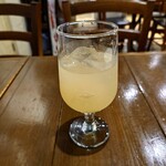 ピッツェリア・ゴンザ - ◯クラフトジンシャーエール
      新しいドリンクメニューとのこと
      
      飲んでみると、生姜の爽やか感とジンワリ甘みがあり
      スッキリとしてピッツァに合う、美味しい味わいだった