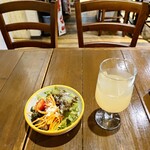 ピッツェリア・ゴンザ - ■A.ピッツァセットは
      お好きなピッツァにドリンクを付けると
      サラダがサービスで付いてくるセットとなる