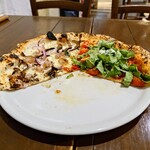 ピッツェリア・ゴンザ - 1枚のピッツァで、かなり方向性の違う
      美味しいピッツァが食べられて満足だった
      
      ドリンクを飲むのも忘れてw
      ピッツァを貪ってしまった