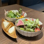牛の達人 - サラダとお漬物、お肉の合間に絶妙に美味しい