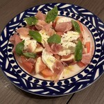 Sea Cave - 水牛モッツァレラと旬のフルーツのカプレーゼ