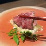 牛の達人 浅草店 - 赤身の塩釜焼き、これが赤身なの？ってくらいトロけて昆布が良い仕事してる