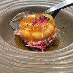 牛の達人 - 甘エビとホタテのコンソメジュレで食べる贅沢ユッケ