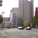 たらこcafe - 新寺1丁目、セブンイレブンの左手にある脇道を進む。背後のマンション、でかいなぁ…