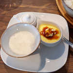 たらこcafe - とろろは少量のめんつゆを掛けてご飯にon。右は手作りプリン