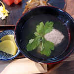 たらこcafe - 青魚のつみれが入る吸物。驚いたのは、新鮮なわかめの美味しさ！
