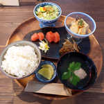 たらこ味わいセット（￥1600）。定食に加え、とろろ・スイーツが付く豪華版