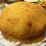 ドルーガ  - バトゥラ　単品￥500　ランチセットに+￥200でメニューからナンを選べます。