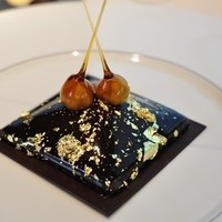 ベージュ アラン・デュカス 東京 - カレ・シャネル　ショコラ：プラリネ、ヘーゼルナッツのアイスクリーム