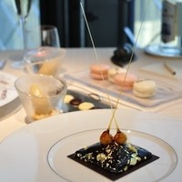 ベージュ アラン・デュカス 東京 - カレ・シャネル　ショコラ：プラリネ、ヘーゼルナッツのアイスクリーム
