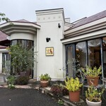 カフェ・ド・ラパン - 外観　お店の前と隣の敷地に駐車場あり