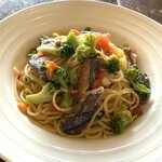 カフェ・ド・ラパン - 北海道厚岸産秋刀魚とブロッコリーとフレッシュトマトと青唐辛子のオリーブオイル　1,800円