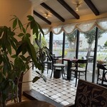 カフェ・ド・ラパン - 店内（こちら側のお客さんが帰った後の撮影、それまで満席でした）