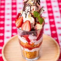 苺とチョコレートのソフトクリームパフェ