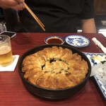 小倉鉄なべ - 鉄なべ餃子（箸を突き刺そうとするおじさん）