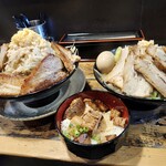 らーめん 勝三 - 左、野菜マシマシ    右、野菜マシ油まし