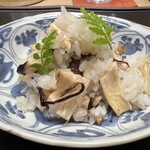 徳ㇵ本也 - 飯蒸しの温度で蒸され香りを放つ松茸。ご飯よりも松茸のほうが多いような気がします。今年の丹波栗、ものすごく美味しいです。