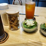 アンヴェイ カフェ - アイスコーヒーとアイスティー各200円✨サービスのサラダとラスク✨ドレッシングはいずれもお手製です♡