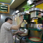 辛發亭 - 予め練乳がたっぷり入った氷の塊をどんどん削っていきます。(2013/03)