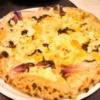 エノテカ ドォーロ 札幌店 - スカルモッツァフミカータとトレヴィスと茹で卵のピッツァ1200円
