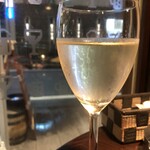 立ち飲み 輪飲酒家 annex - グラスの白ワイン