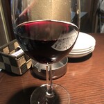 立ち飲み 輪飲酒家 annex - グラスの赤ワイン