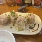 富安茶楼 - 雲呑。海鮮ぷりんぷりん物語。お酢と醤油をうまく使って食べるよう教えていただきました。下味が割としっかりしてるので、一口食べてからの醤油が良きと思います。ぷりんは酢でおけ。