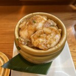 焼肉いわじ - 壺の中に溢れんばかりのホルモンが