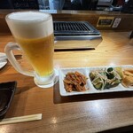 焼肉いわじ - 生ビール（中）、キムチ盛り合わせ