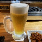 焼肉いわじ - まずは生中で喉を潤して・・・