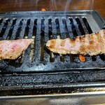 焼肉いわじ - 脂が多いので軽く炙る程度で。まさに口の中でトロけるため息の出る至福の旨さ。