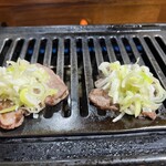 焼肉いわじ - ネギをたっぷり乗せて・・・