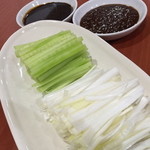 四川食府 - 自家製北京ダック（３，８８０円）のソース２種とキュウリとネギ。２０１４年１１月
